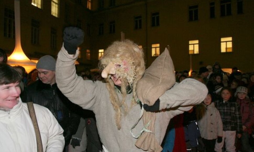 Kanapinis džiaugiasi pergale.