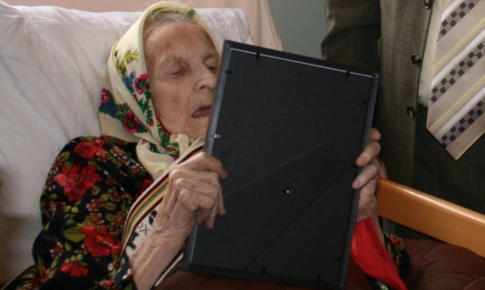 Šimtametė Ona Stankuvienė iki šiol blaivaus proto ir šviesios atminties.