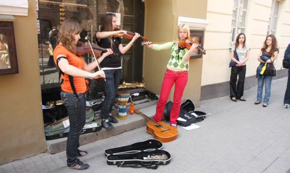 Vilniuje gimusi Gatvės muzikos diena šiemet pasieks ir Kauną. Nuotraukoje – akimirkos iš praėjusių metų renginio sostinėje.