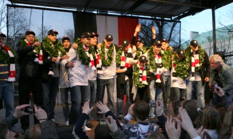  „Lietuvos ryto“ komandos nariai po vieną buvo kviečiami ant scenos, kur jiems ant kaklo buvo uždėti vainikai.