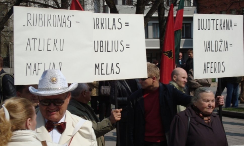Protestuotojai reikalauja, kad Kauno valdžia per mėnesį šildymo kainas sumažintų bent 30 proc. ir per du mėnesius nutrauktų sutartis su dukterinėmis „Rubicon group“ įmonėmis.