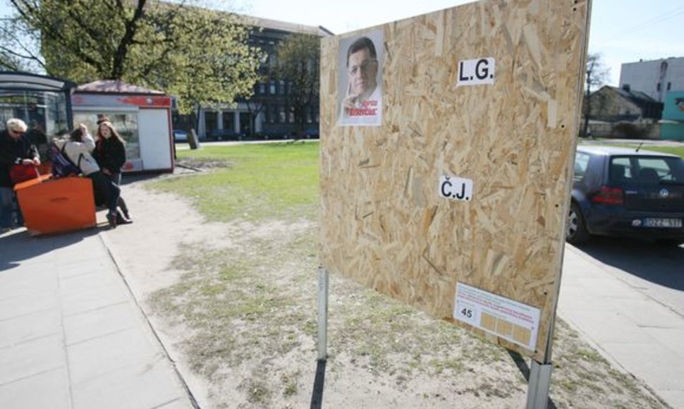 Nors iki prezidento rinkimų liko mažiau nei mėnuo, ant reklaminių stendų politikų plakatų dar negausu.