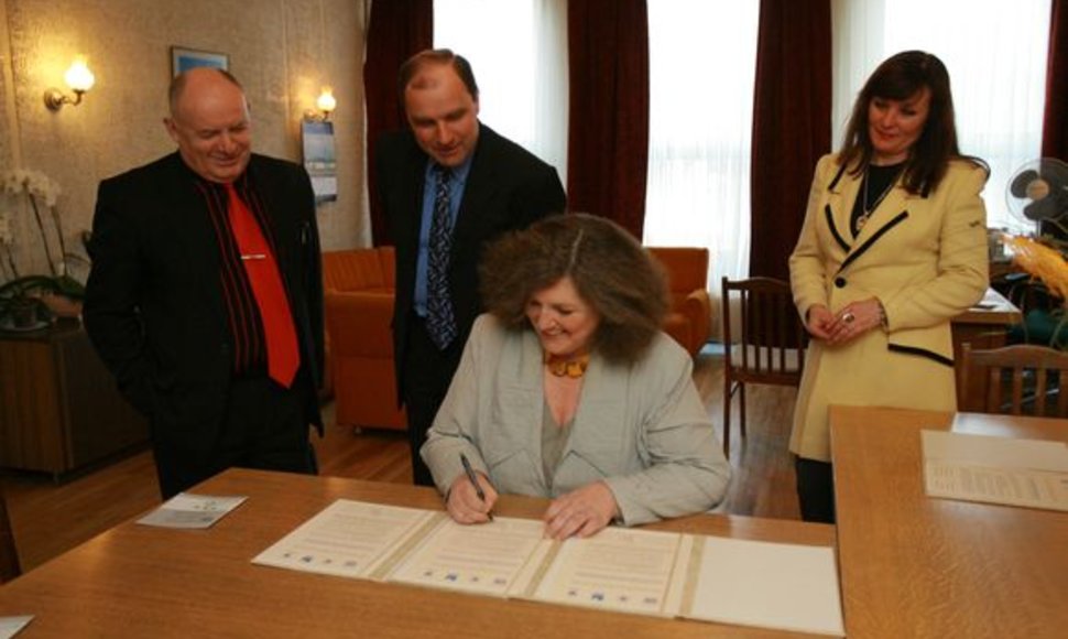 Memorandumą pasirašė uostamiesčio menininkų kalvių vadovai.