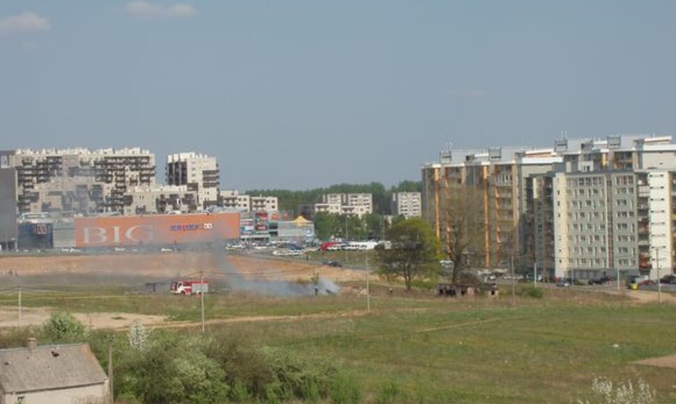 Ugniagesiai gesina bakūžę.