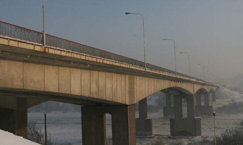 Autostradoje Klaipėda–Kaunas, netoli prekybos centro „Mega", pasviro tiltas per Nerį.