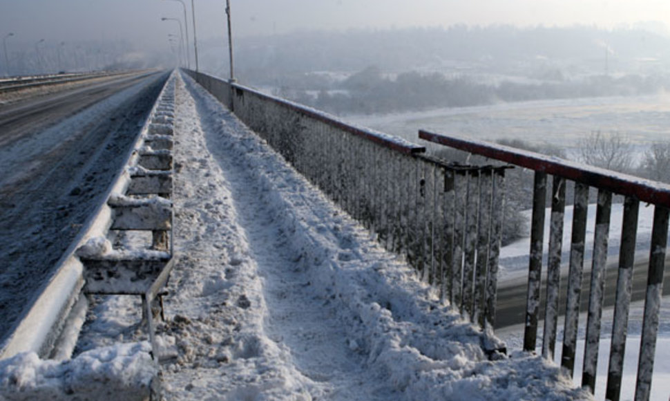 Autostradoje Klaipėda–Kaunas, netoli prekybos centro „Mega", pasviro tiltas per Nerį.