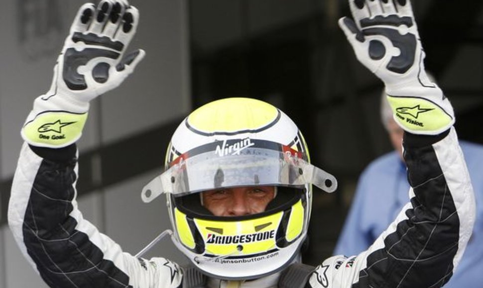 Po pergalės Bahreine artimiausią persekiotoją pilotų rikiuotėje J.Buttonas lenkia jau 12 taškų.