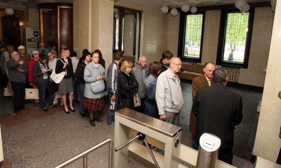 Nors tikėtasi, kad šiemet išankstinio balsavimo vietoje Kauno miesto savivaldybėje pavyks išvengti žmonių eilių, ankstesnių rinkimų situacija vėl pasikartojo.