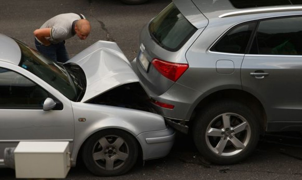 Į avarijas patekę apynaujų automobilių vairuotojai patiria netikėtų išlaidų.