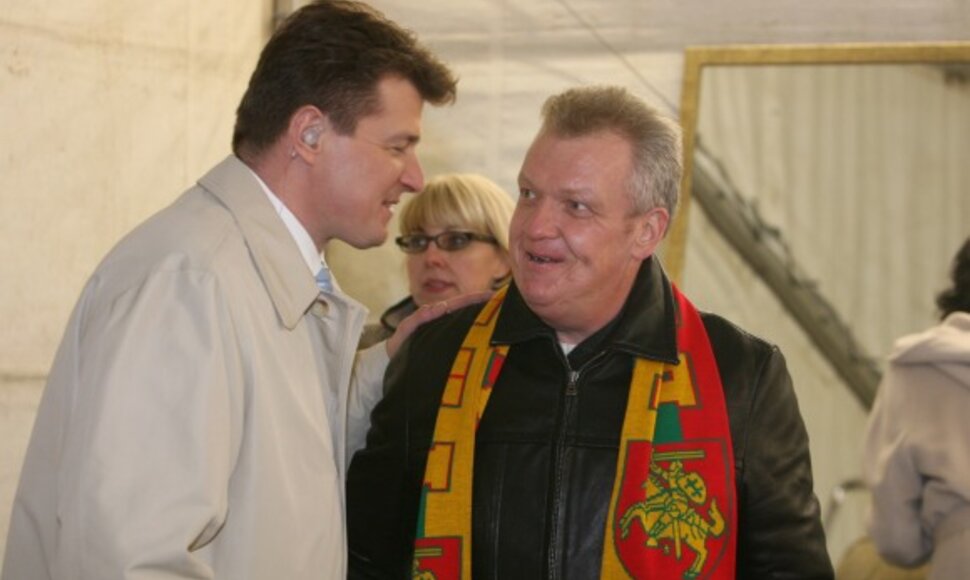 G.Abarius (de&scaron;inėje) neigia, kad jo sveikatos būklė drasti&scaron;kai pablogėjo. 