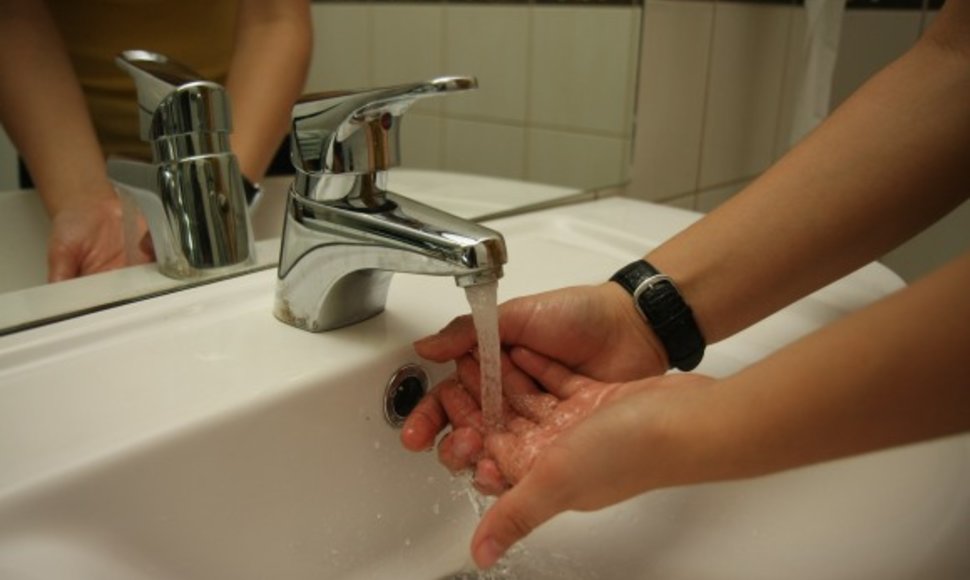 Specialistai teigia, kad gerti vandenį iš čiaupo – nepavojinga. 