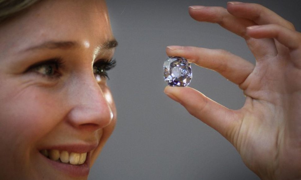 Deimantų paklausa pasaulyje vis mažėja. 