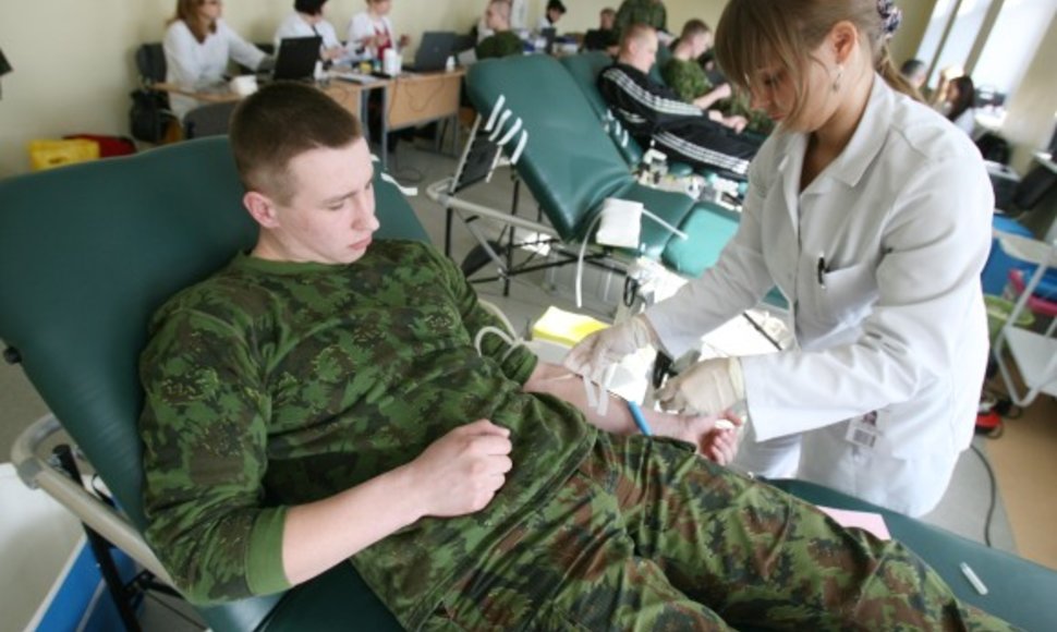 Lietuvos kariuomenės Divizijos generolo Stasio Raštikio puskarininkių mokyklos auklėtiniai noriai dalyvavo neatlygintinos kraujo donorystės akcijoje.
