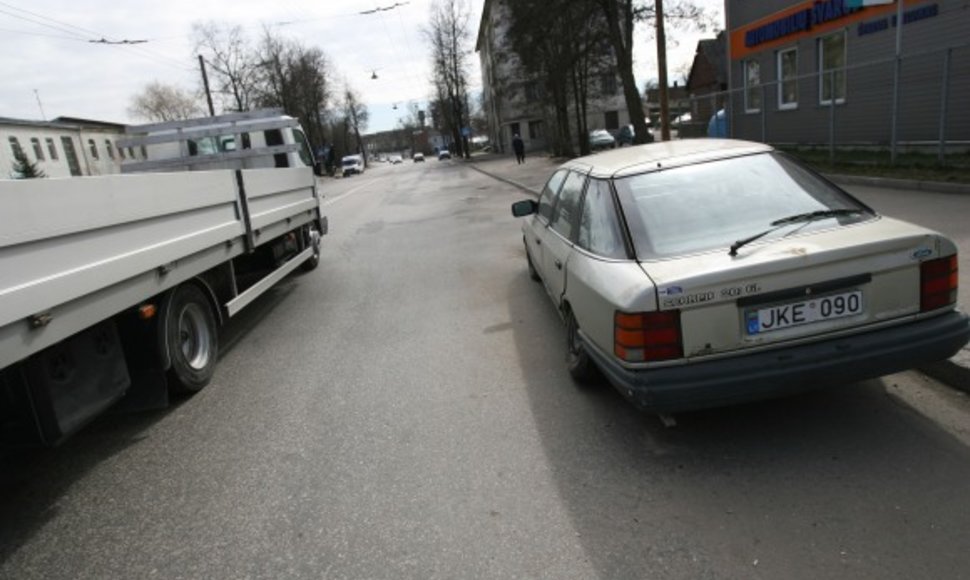 Greta gatvės ar daugiabučių kiemuose stovintys apgriuvę automobiliai – aštri Kauno problema. 
