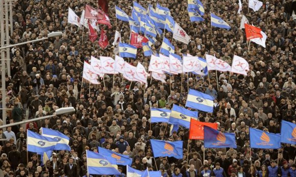 Pirmadienį Tbilisyje į mitingą rinkosi tūkstančiai žmonių. 