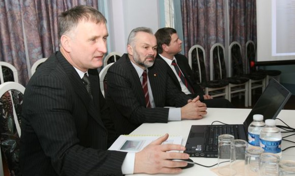 Anot R.Bako (kairėje), su KTE atstovais intensyvus dialogas vyksta pastaruosius tris mėnesius.