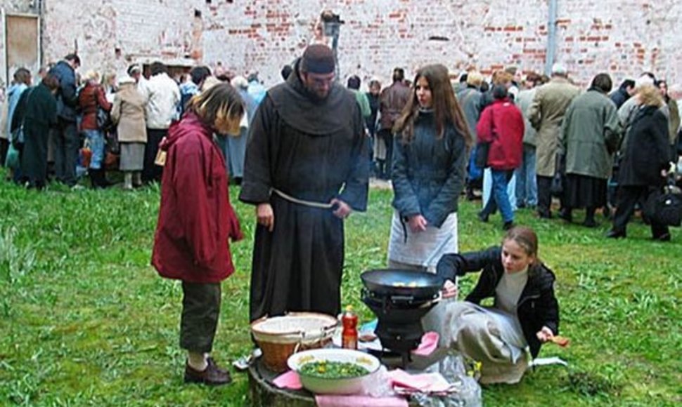 Jurginių šventėje Kaune dalyvaujančių moksleivių akcijas palaiko broliai pranciškonai. Akimirka iš pernai Kaune vykusių Jurginių. 