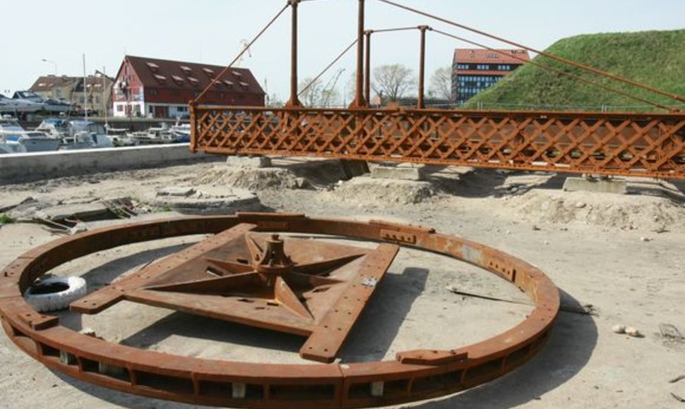  Pasukamasis tiltelis šiuo metu guli piliavietėje. Jis bus pradėtas rekonstruoti maždaug po poros mėnesių, parengus projektą. 