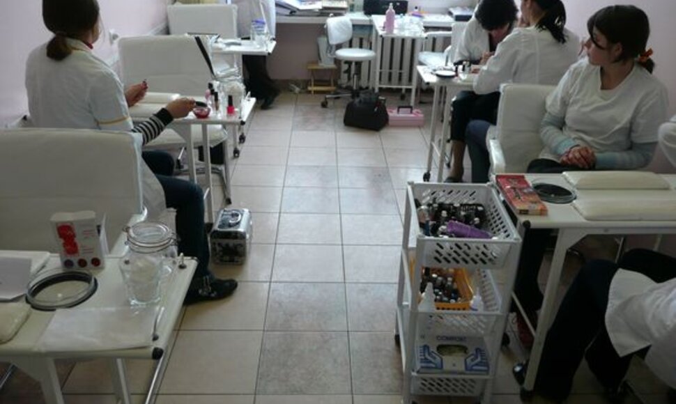 &Scaron;iame ank&scaron;tame manikiūro kabinete, pasak VŽDRMC mokinių, nuolat stovi &scaron;e&scaron;i darbo staliukai. Ketvirtadienį, įstaigoje apsilankius &bdquo;15min&ldquo; žurnalistei, jų tebuvo keturi. 