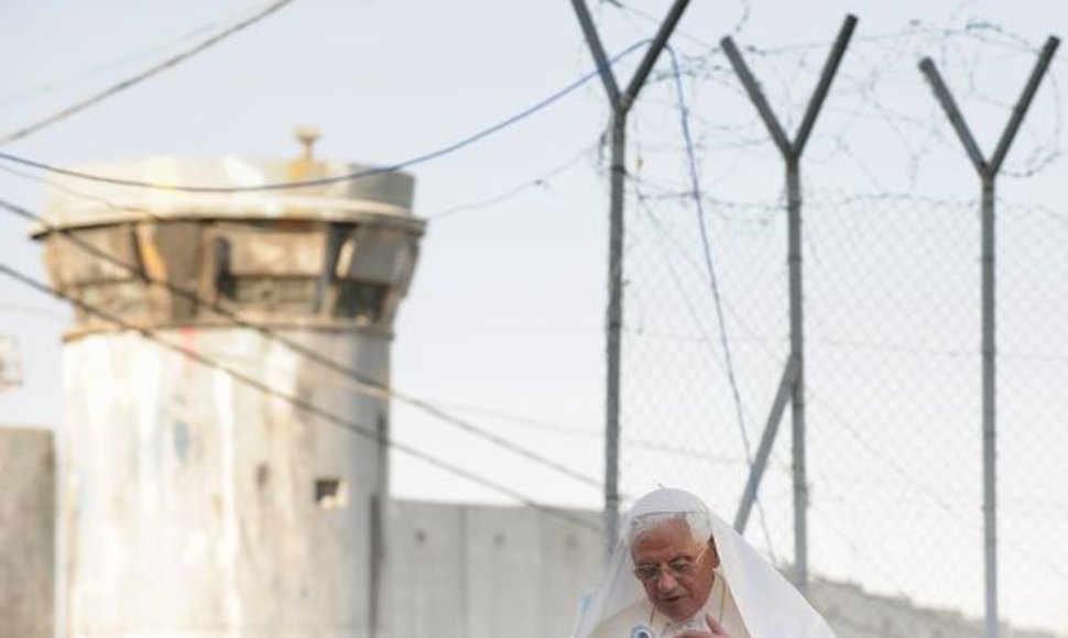 Popiežius išvydo, kaip atrodo Izraelio pastatyta siena. 
