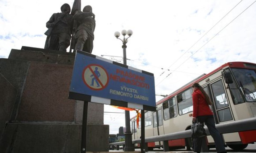 Sutrūkinėjusios Žaliojo tilto skulptūrų siūlės bus virinamos išimties tvarka, mat jų būklė avarinė.