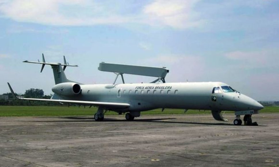 Brazilijos oro pajėgų lėktuvai su specialia įranga kol kas neranda nukritusio lainerio. 
