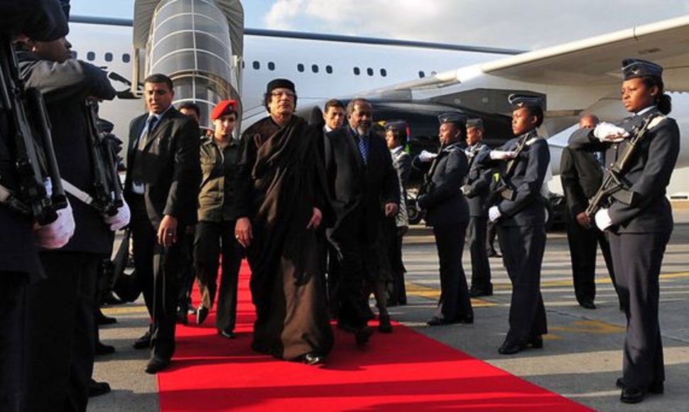 M.Khadafi mėgsta prabangą ir moteris apsaugininkes