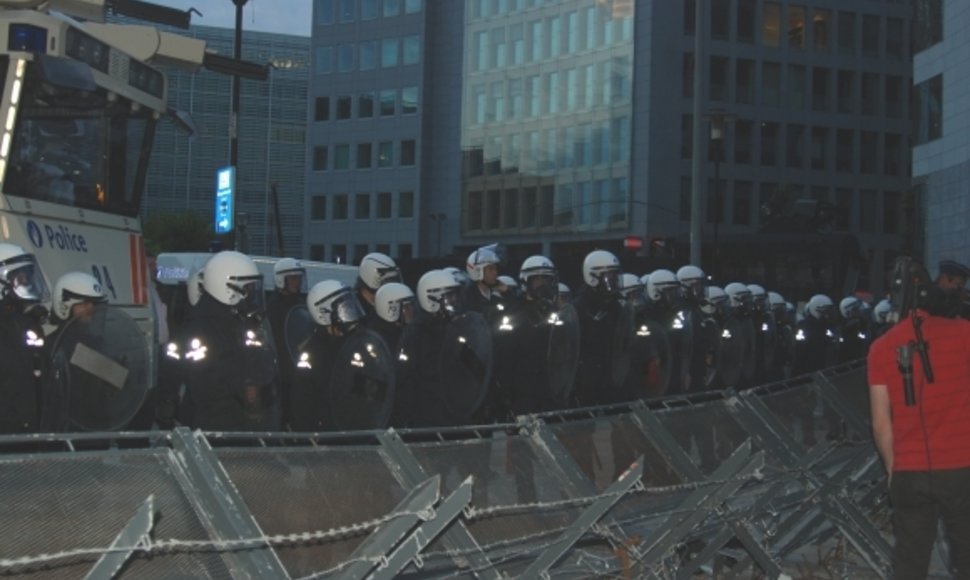 Pareigūnų pajėgos mestos prieš protestuotojus. 