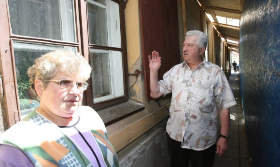 Malūnų gatvės gyventojų langus temdo šis pėsčiųjų tunelis. Jis toks siauras, kad jame sunku prasilenkti dviem žmonėms.