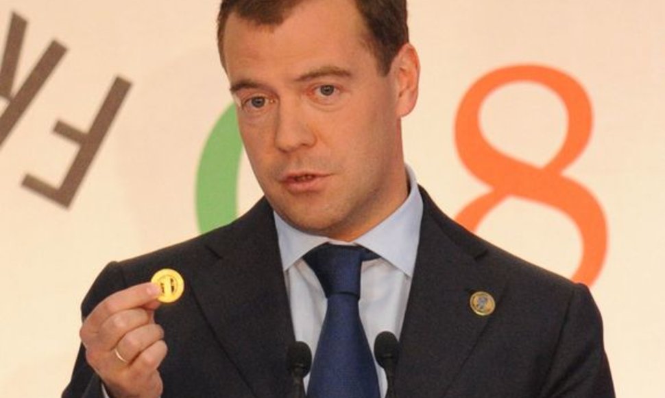 D.Medvedevas demonstruoja pasaulinės valiutos pavyzdį
