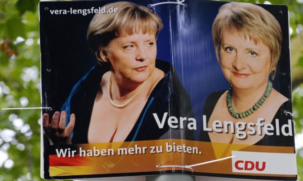 Garsusis plakatas su A.Merkel iškirpte 