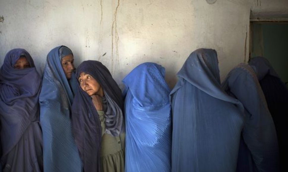 Moterys laukia eilėje balsuoti rinkimuose