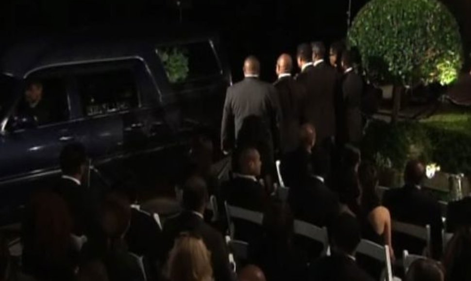 Vyksta M.Jacksono laidotuvės