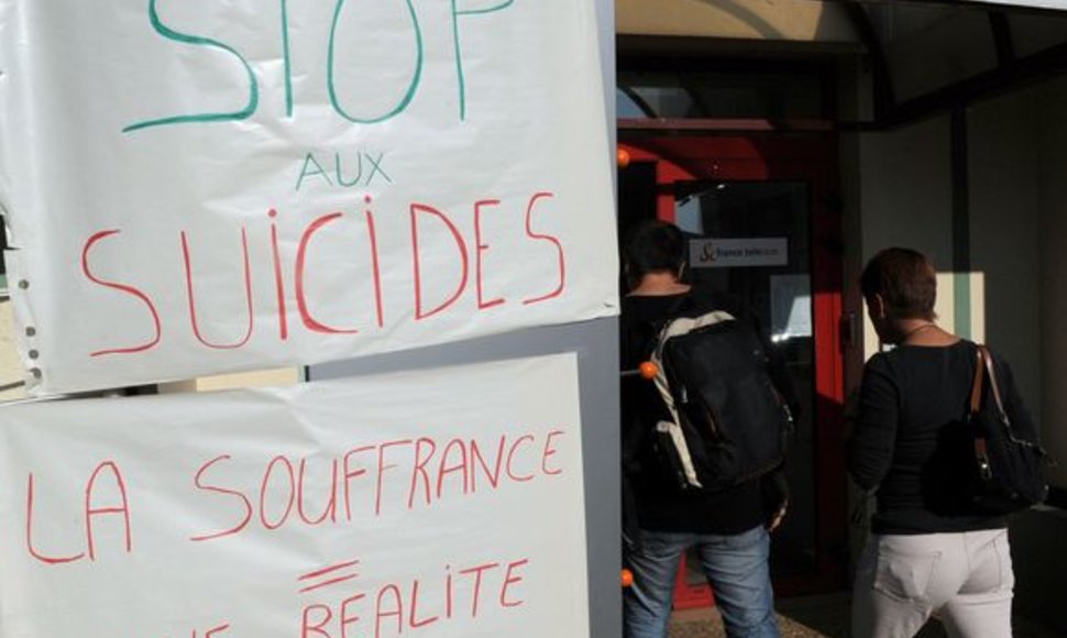 Bendrovės darbuotojai išreiškią protestą dėl įmonės veiklos, kuri priveda prie savižudybių.