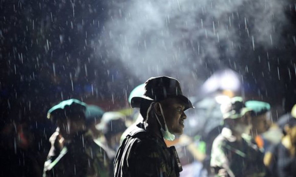 Indonezijoje gelbėjimo darbams trukdo lietus