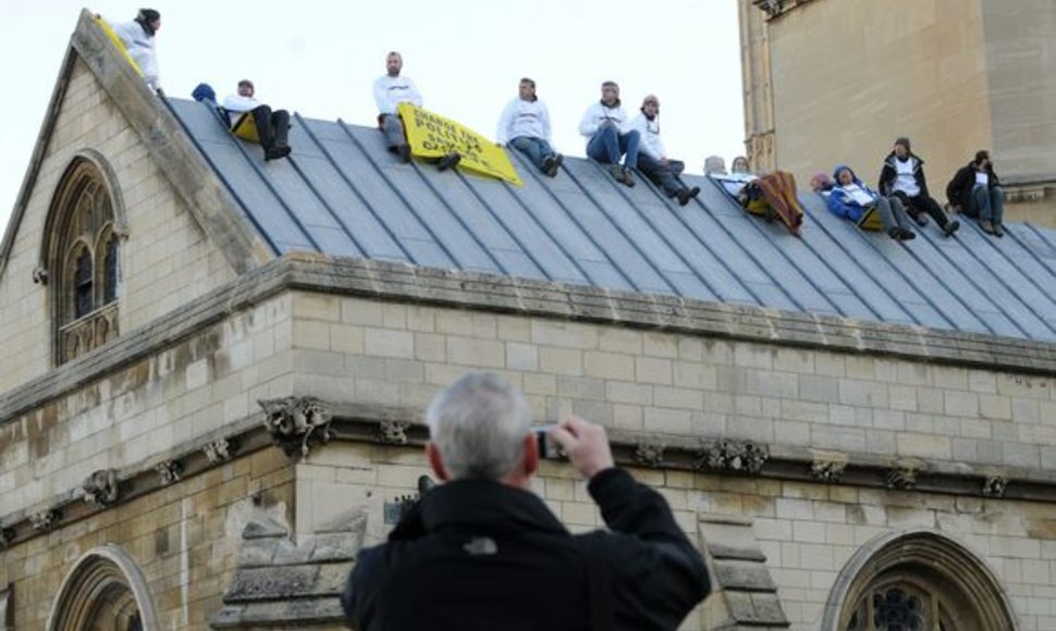 Protestuotojai ant parlamento stogo