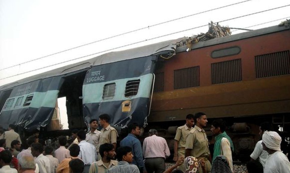 Indijoje susidūrė traukiniai