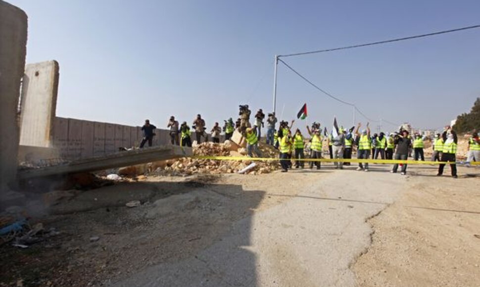  Palestiniečiai pirmadienį pralaužė į žydų ir palestiniečių teritorijas Vakarų Krantą dalijančios sienos bloką. 