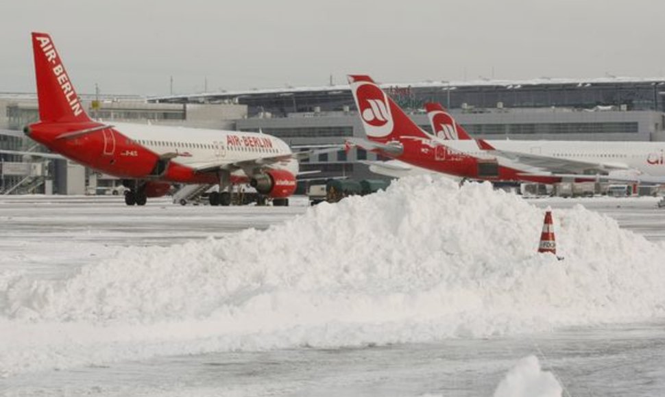 Sniegas Diuseldorfo oro uoste Vokietijoje