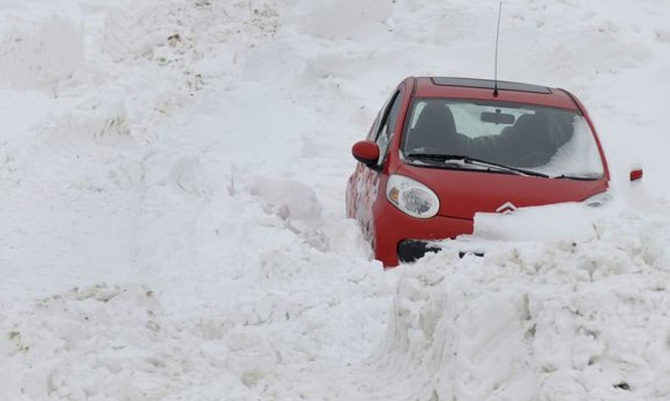 Sniege įstrigusi mašina Vokietijoje 