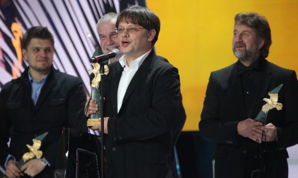 Valerijus Todorovskis su aktoriais atsiima apdovanojimą