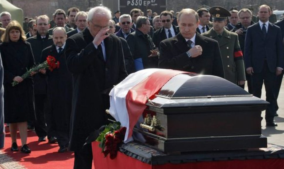 V.Putinas atiduoda pagarbą žuvusiam Lenkijos prezidentui