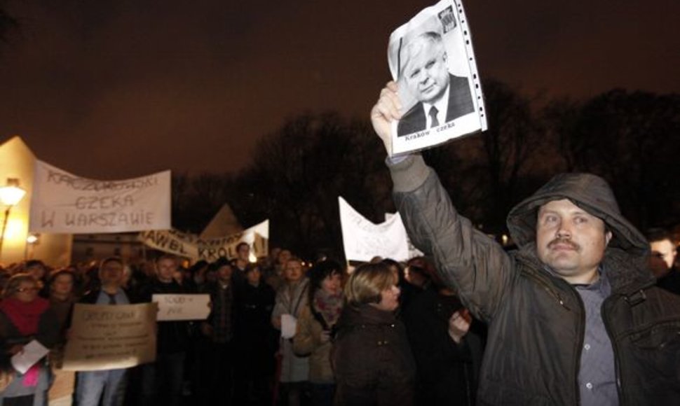 Vieni lenkai protestuoja prieš prezidento laidotuves Vavelyje, kiti tokią idėją palaiko.