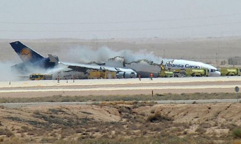 Lėktuvas leisdamasis užsidegė ir sudužo