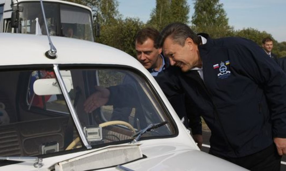 Janukovyčius ir Medvedevas važiuoja Ukrainos link senoviniais automobiliais „Pobeda“