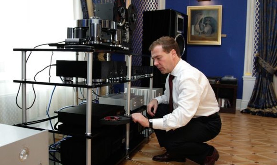 D.Medvedevas prie savo garso aparatūros