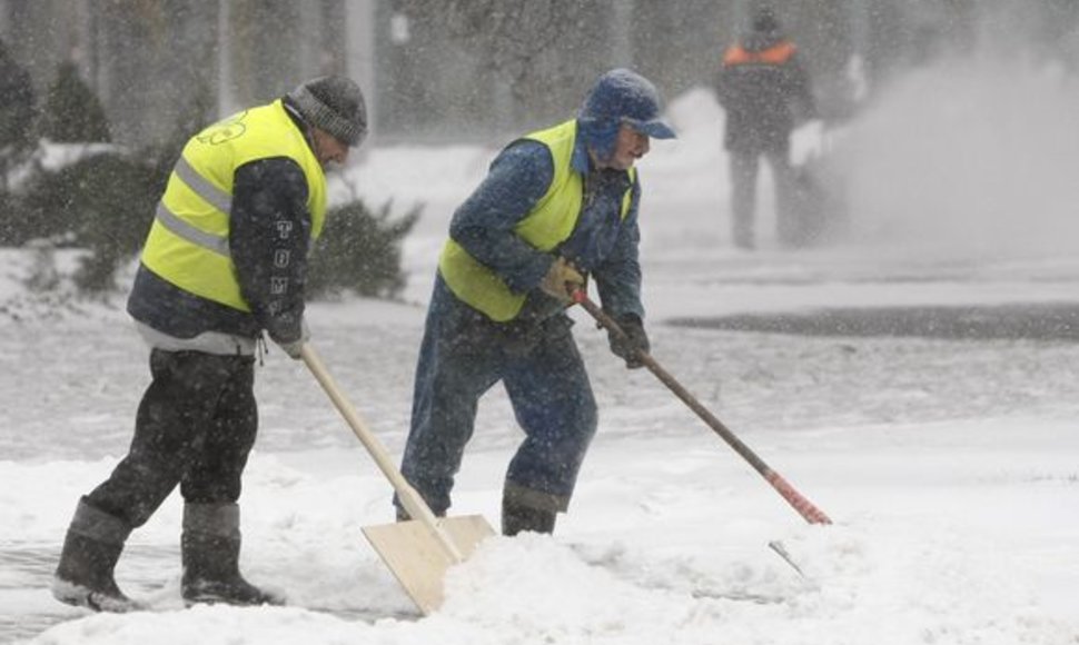 Sniegas kelia daug rūpesčių kelininkams Lenkijoje