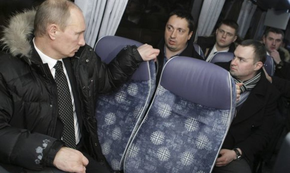 Vladimiras Putinas su futbolo sirgalių atstovais