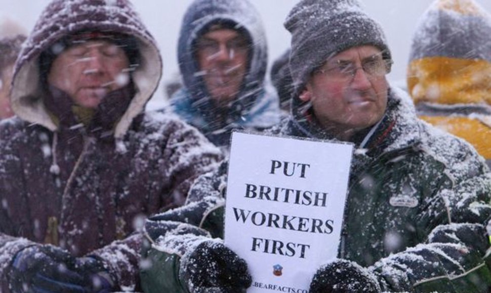 Prieš užsieničių invaziją į Didžiąją Britaniją protestuojantys britai