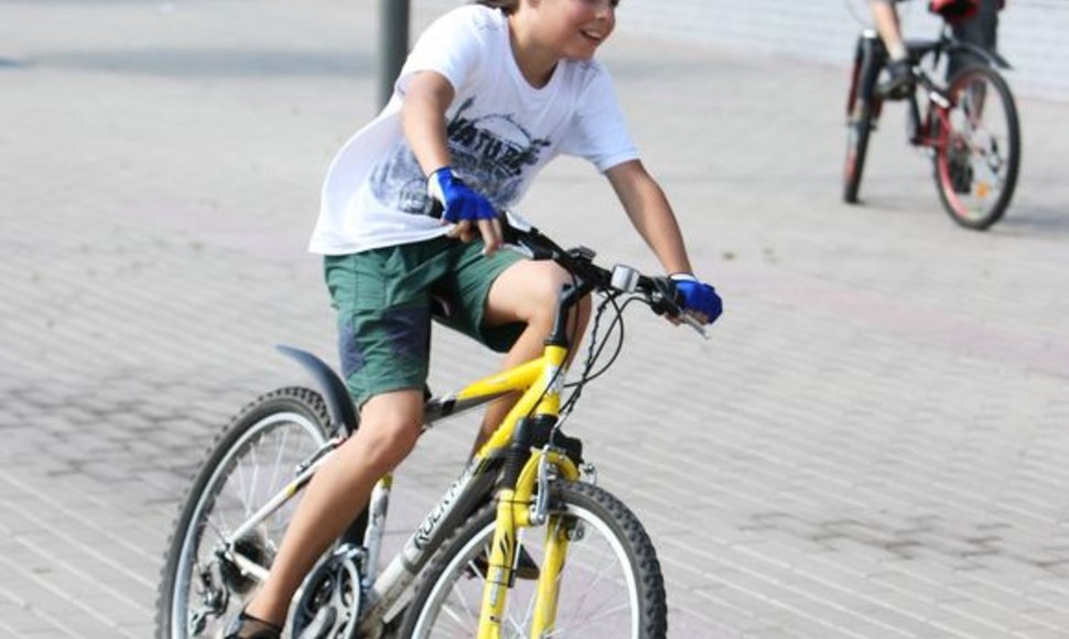Vaikas su dviračiu